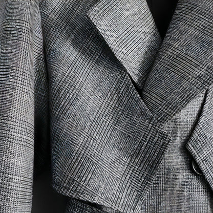 The Trenchcoat Is Over The Knee And Long Men - Which Mark